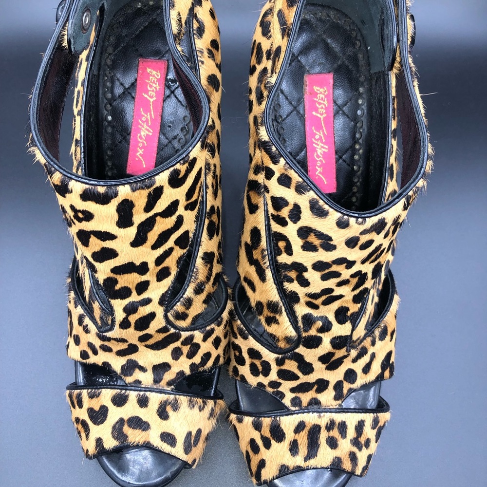 Betsey Johnson Leopard print- calf hair heels Sz 8